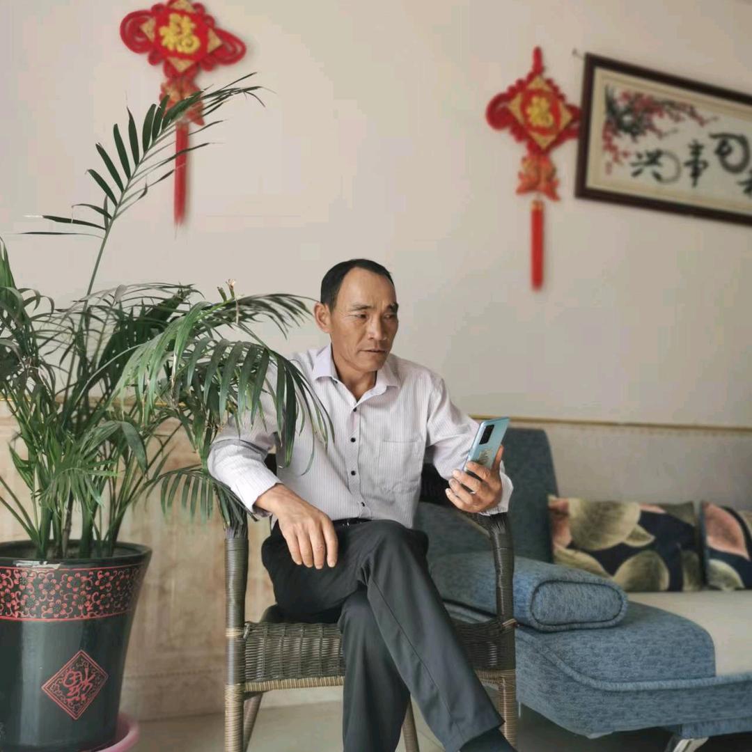 手拿养乐多