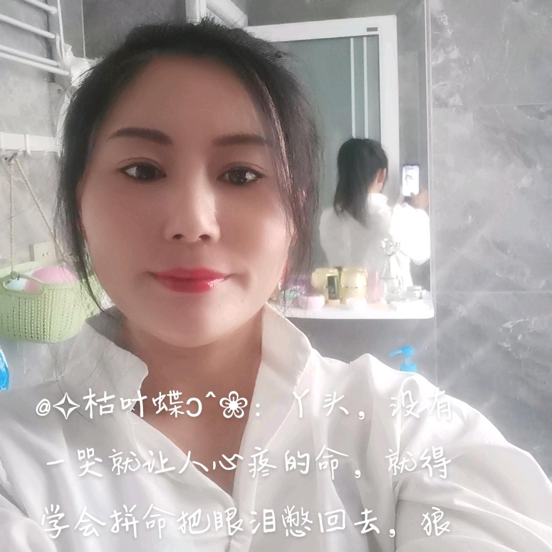 摆地摊的小姐姐