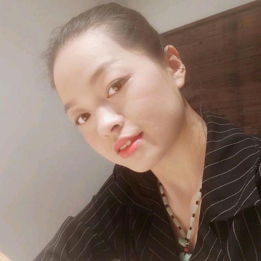 在丹阳吾悦二号门集装箱炸蘑菇的张曼钰