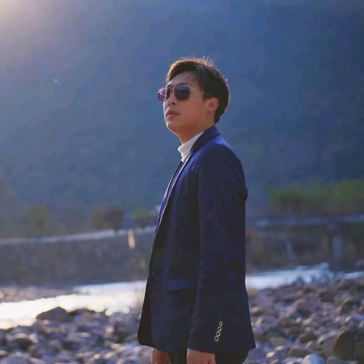 今日无事，勾栏听曲。