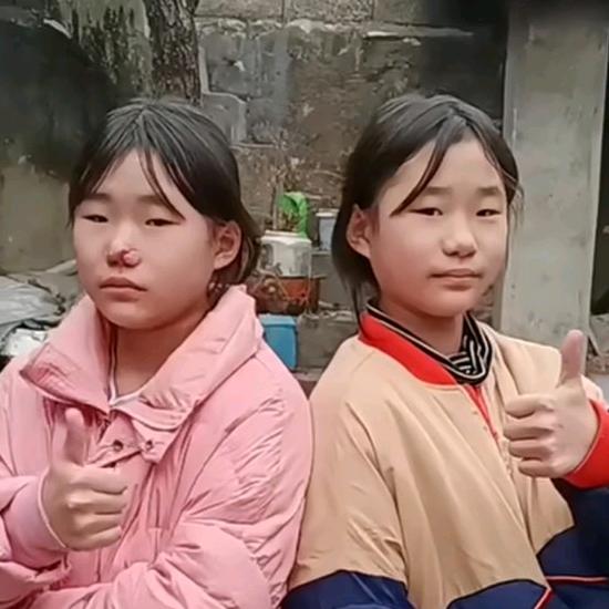 双胞姐妹爱唱歌