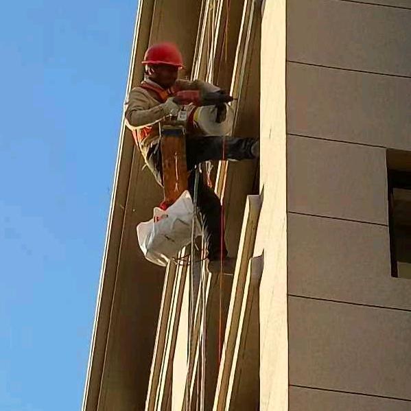 高空蜘蛛人谢红余