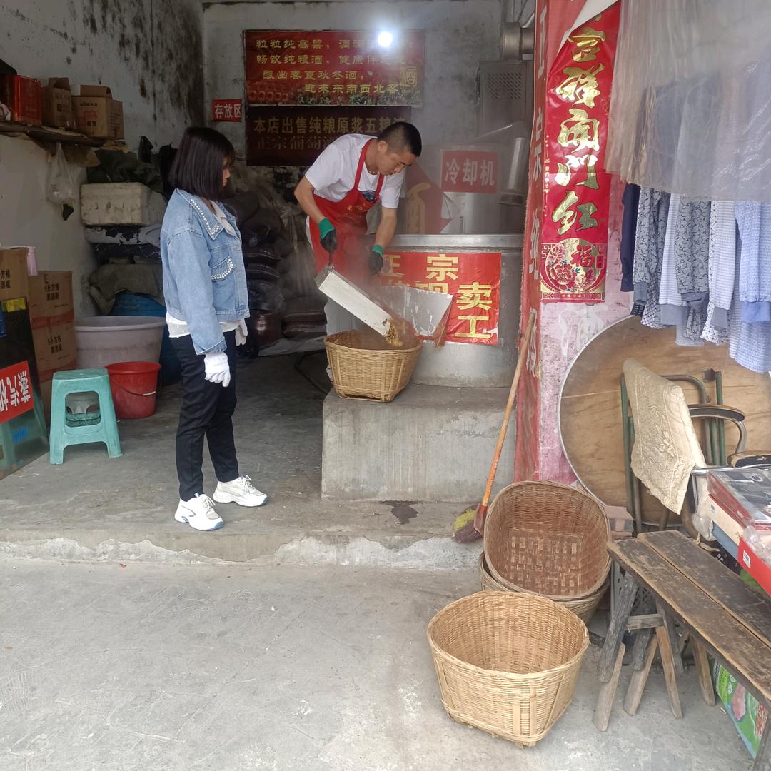 酒是粮食精，越喝越年轻，，