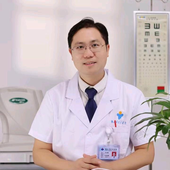 儿童眼科医生肖志刚