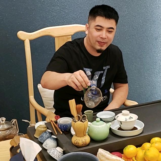 @小胡子   大  叔