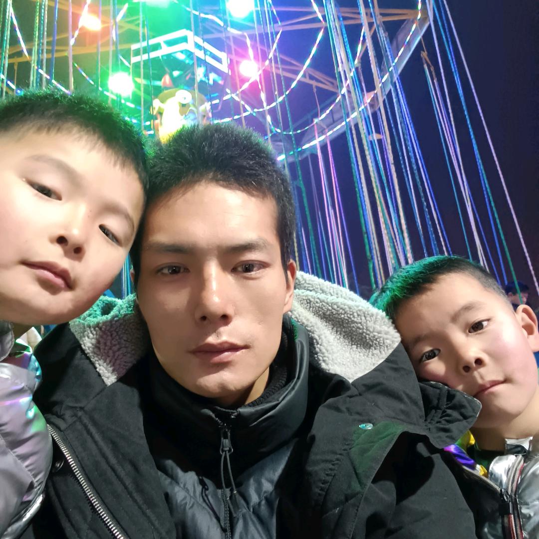 我是牛粪男，粪里淘金