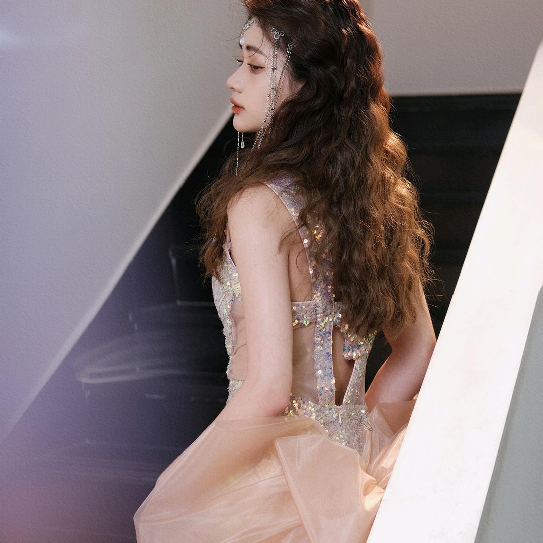 大美妞婚纱–杨子