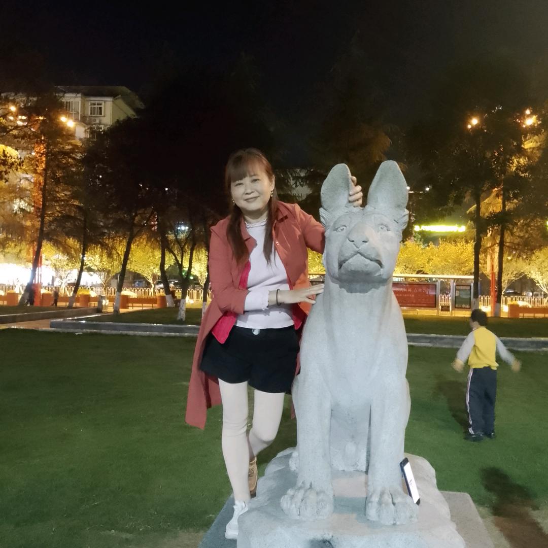 唐琼，不定时开直播