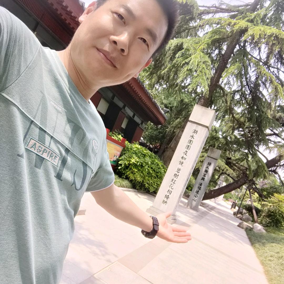淡然一笑亮