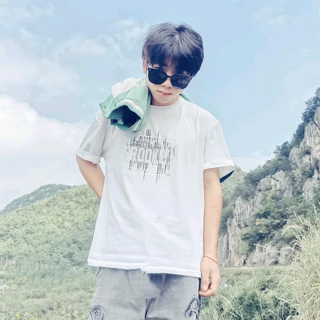 杨涛，还需要招一个小工里面打杂就行了