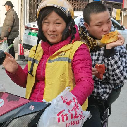 星妈，母子送外卖