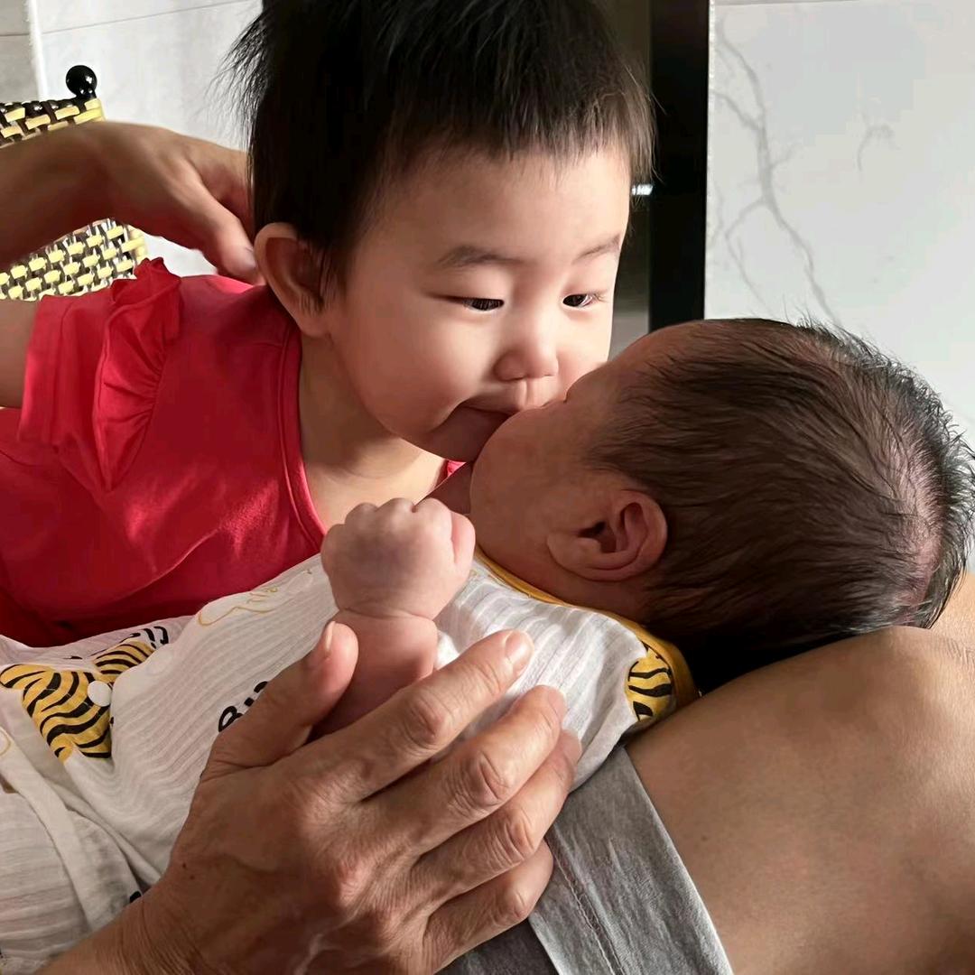 飞b的弟弟是飞虎，飞虎的姐姐是飞b