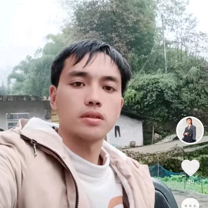 单身爸爸。两个小孩。