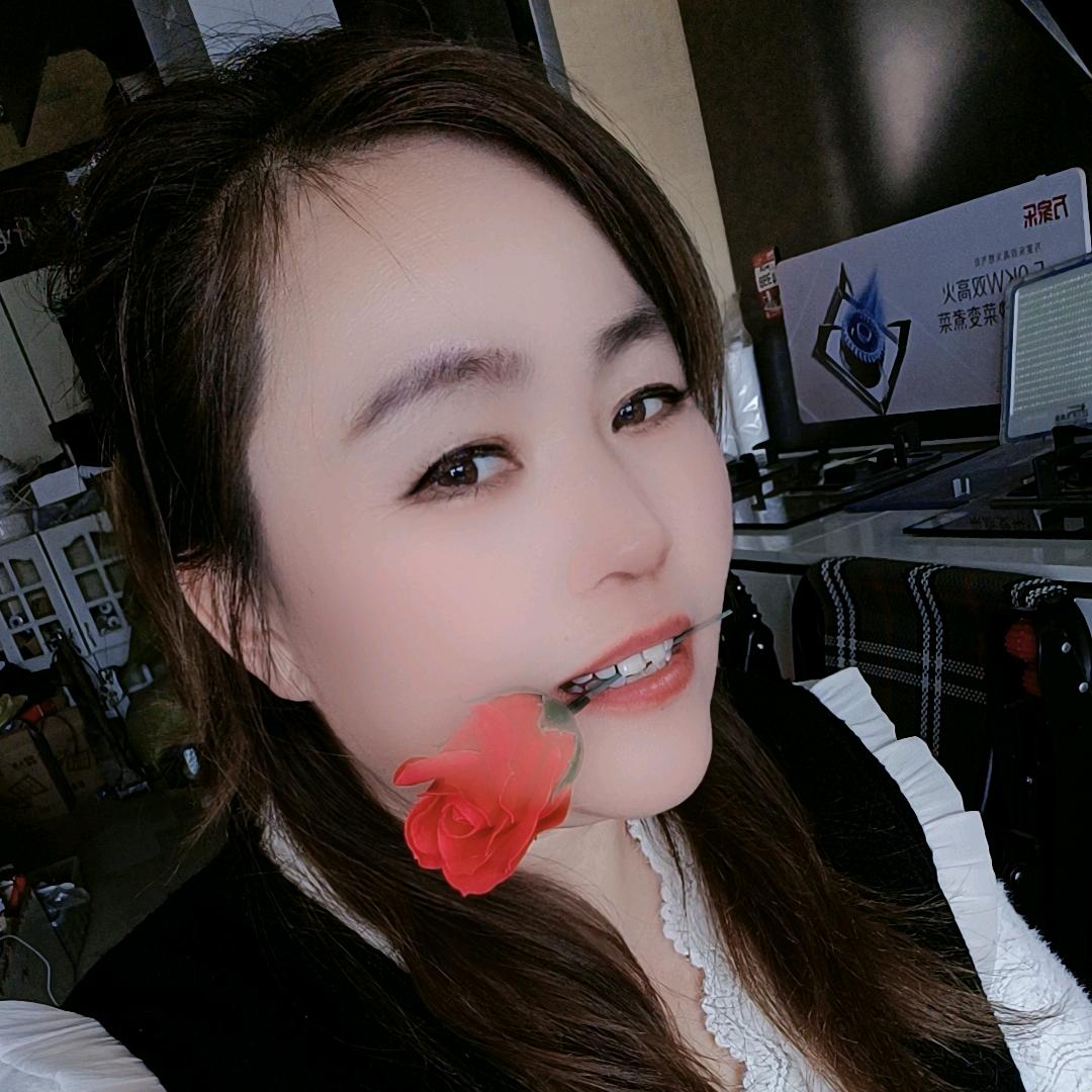 向着太阳炫耀的女人