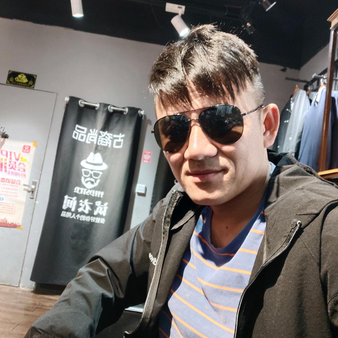 八零后小伙跑货车十几年，现在失业了。