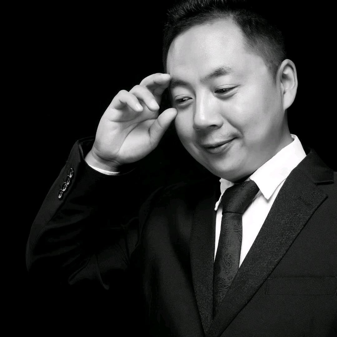 主持人李定