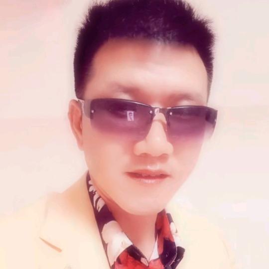 蓝天白云。