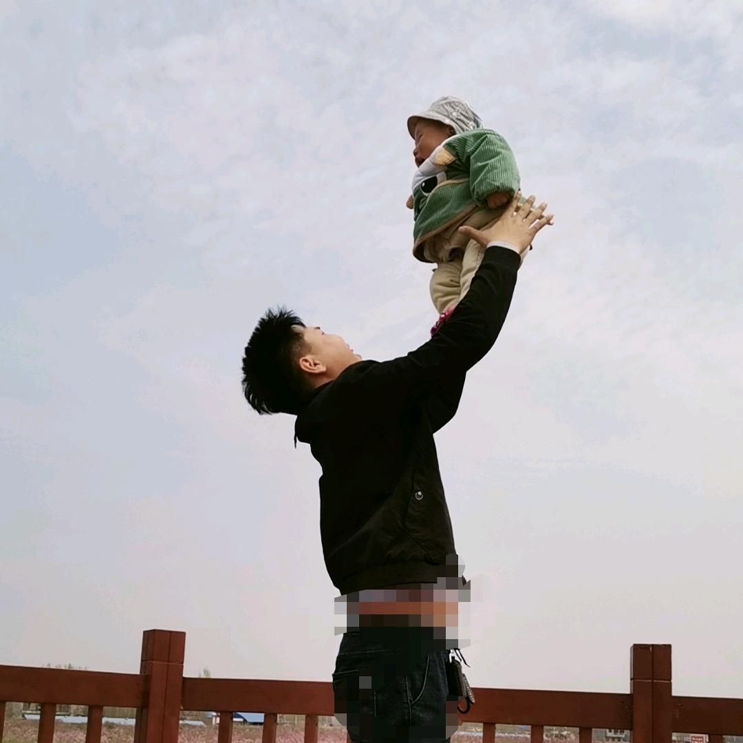 嘉烁嘉恒的爸爸