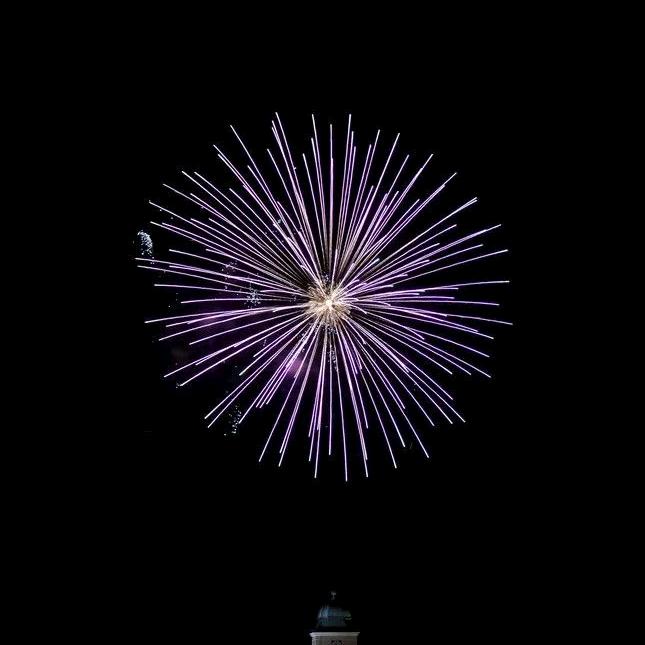 别动，举起手，说爱我