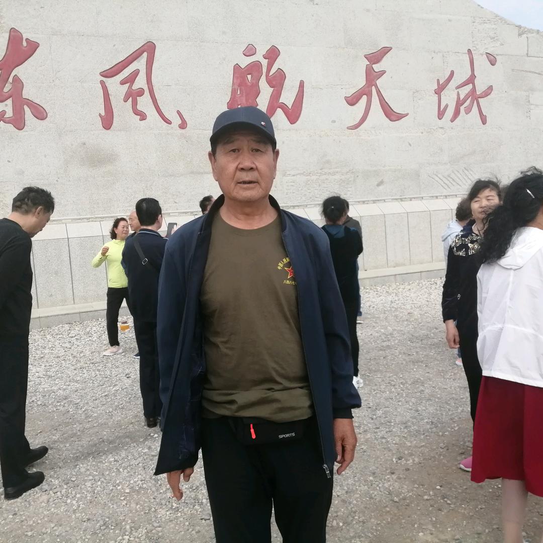 76多岁何先生