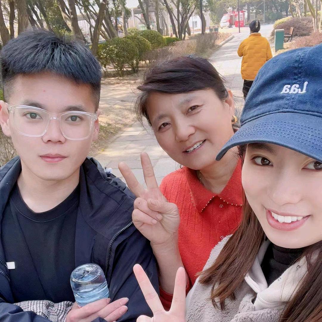 种蓝莓的老阿姨