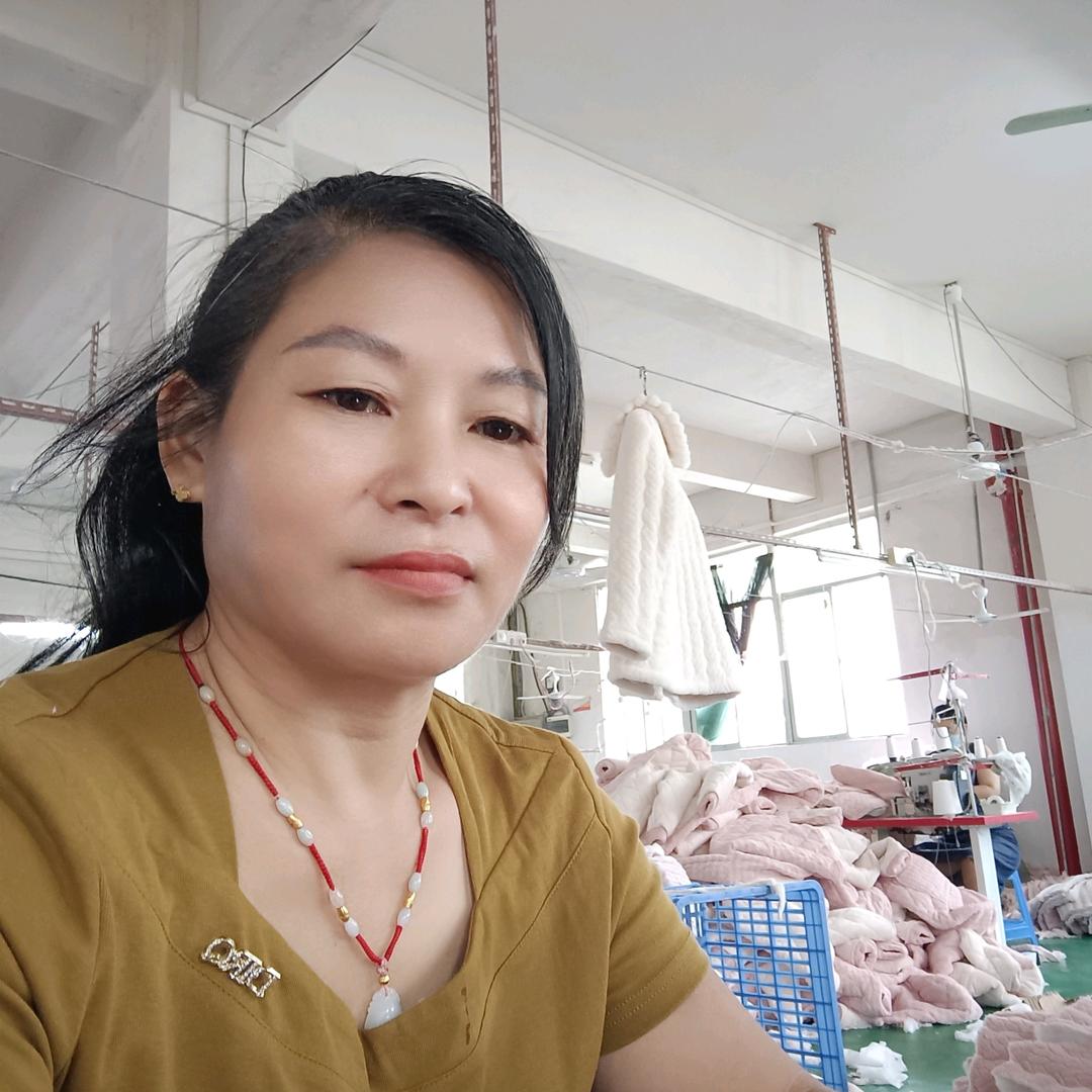 秀英早上6点过直播锻炼身体。