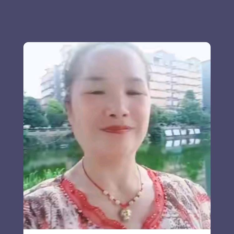 短发飘飘