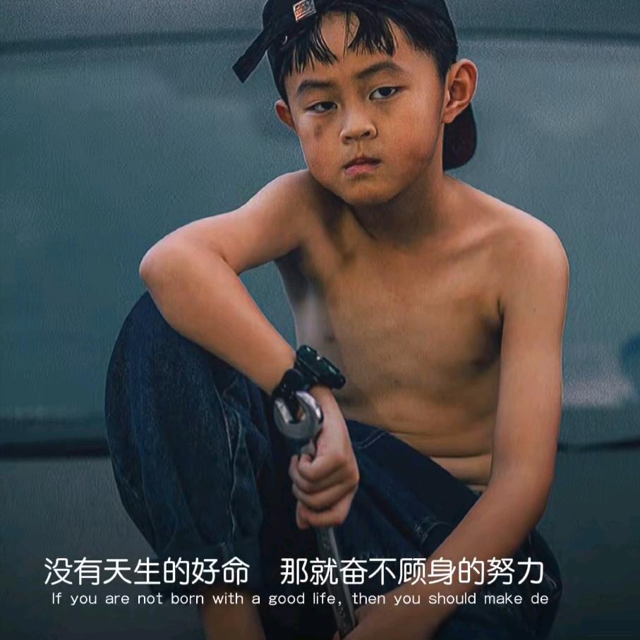 努力奔跑的孩子