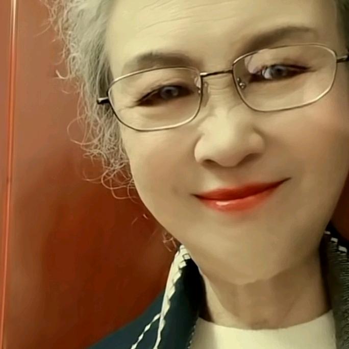 北京86岁白发奶奶