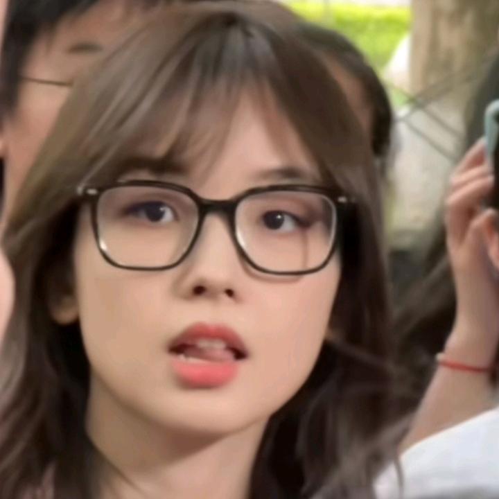 坐在床上看日出