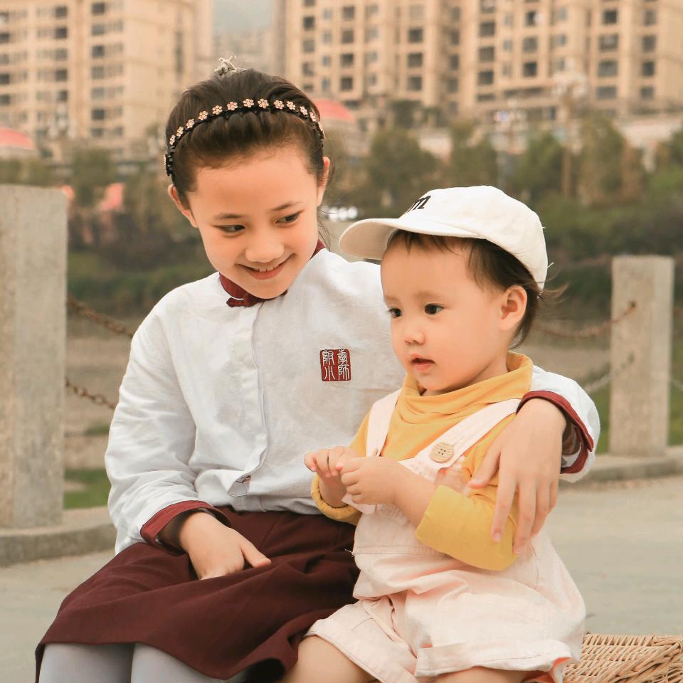 朝着太阳微笑的男人