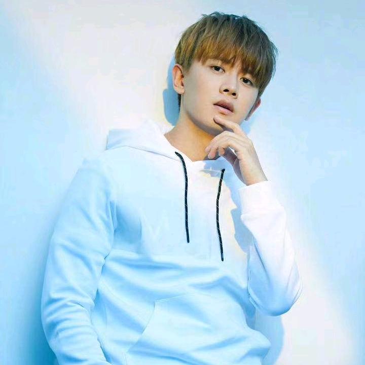 轻不拽，老了后悔