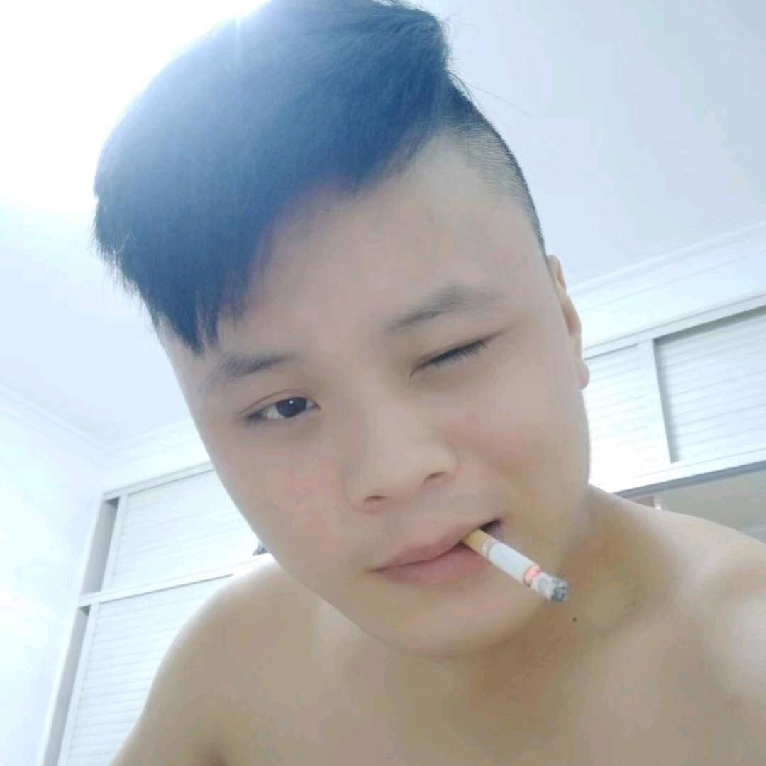 黑人踢足球