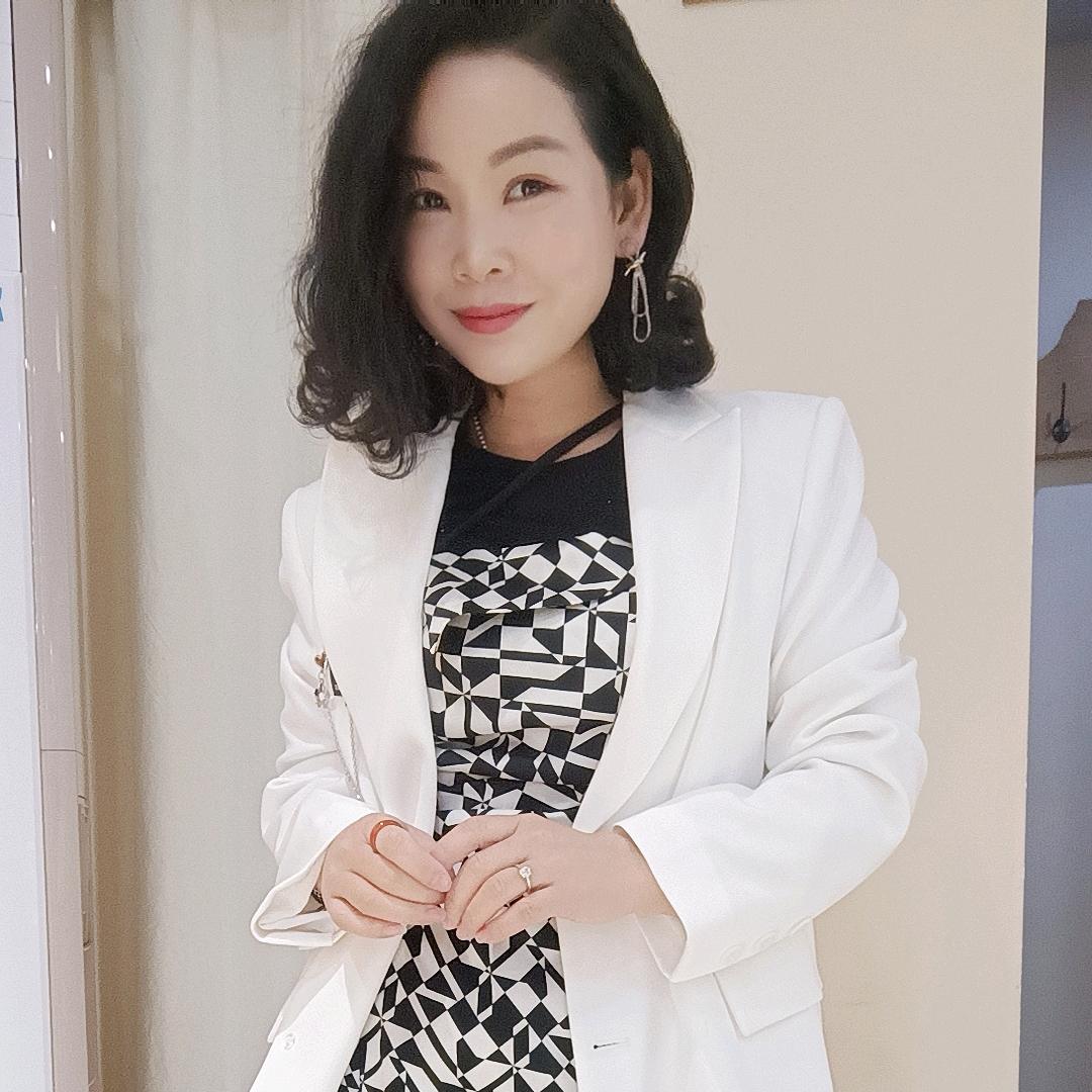 兴山歆艾女装肖铃