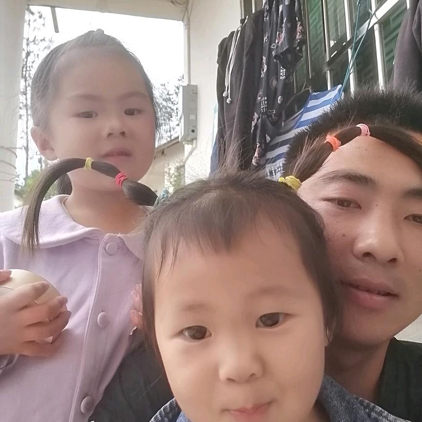 单亲爸爸，两千金