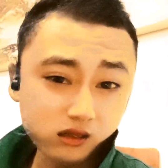 拼命捂着心脏不让它碎