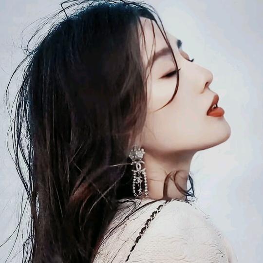 《睫毛下的眼泪》