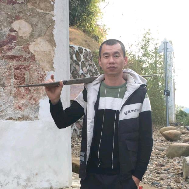 肖  哥