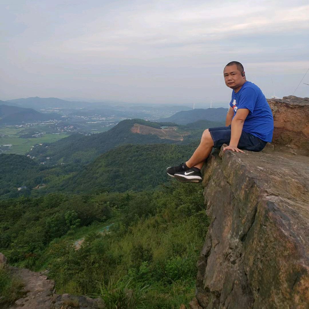 滨江公园摆摊中，木木东