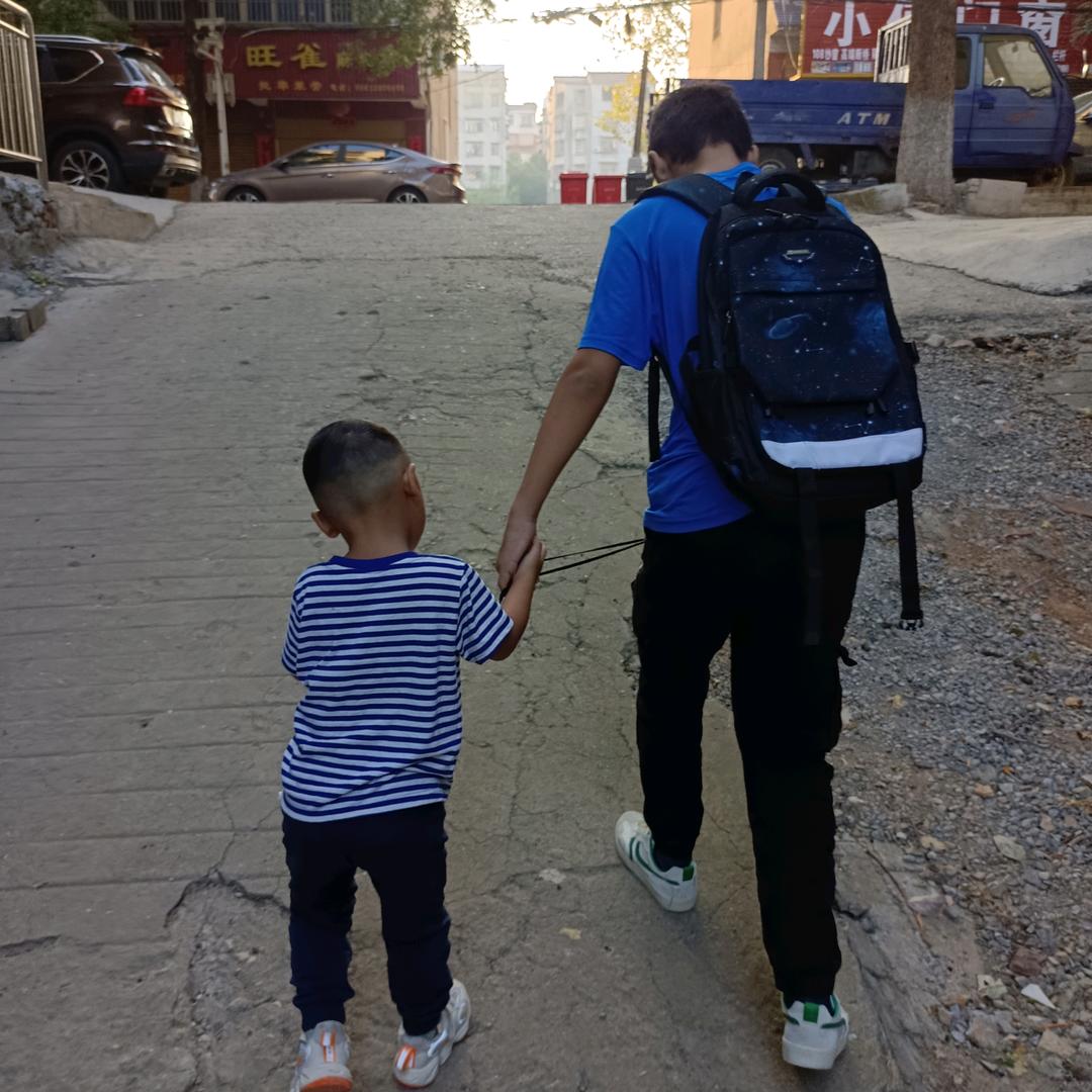 希希，冬冬主营长沙臭豆腐，狼牙土豆，压作