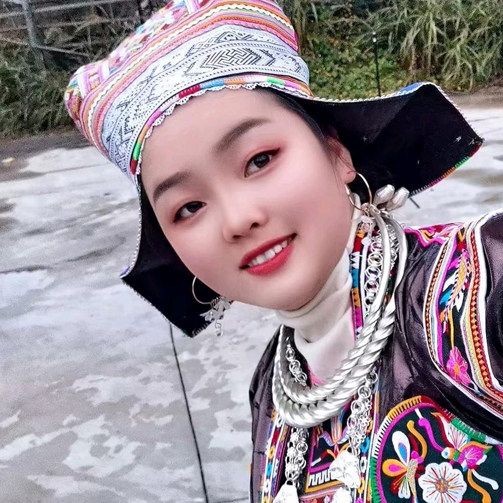 苗族女孩