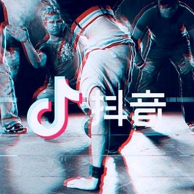 叼着奶瓶开挖机