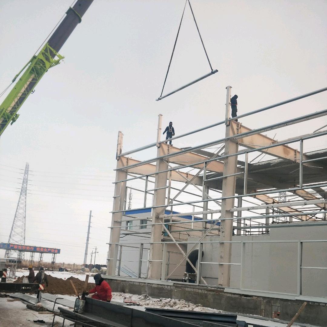 手捧钢铁为生活