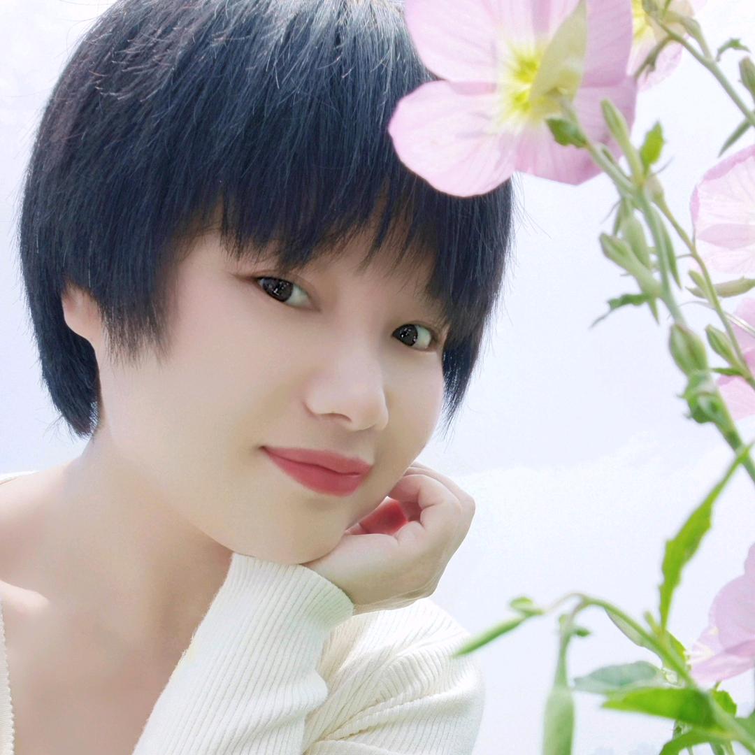嫣然一笑。