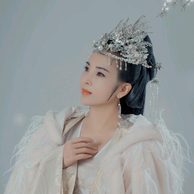 木易雅苑(雕刻石头的小龙女)