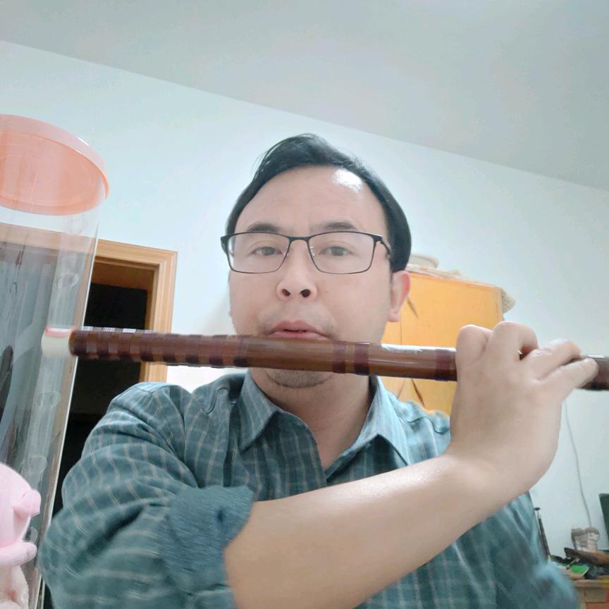 反季节男(覃老师爱吹笛)