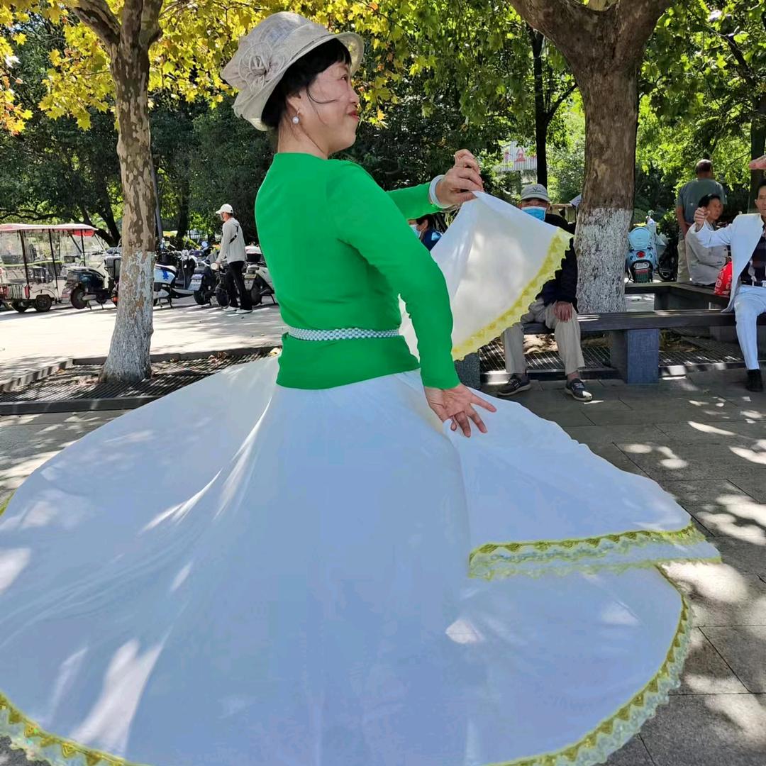 悠悠爱跳新疆舞