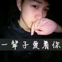 伸手摸镜子