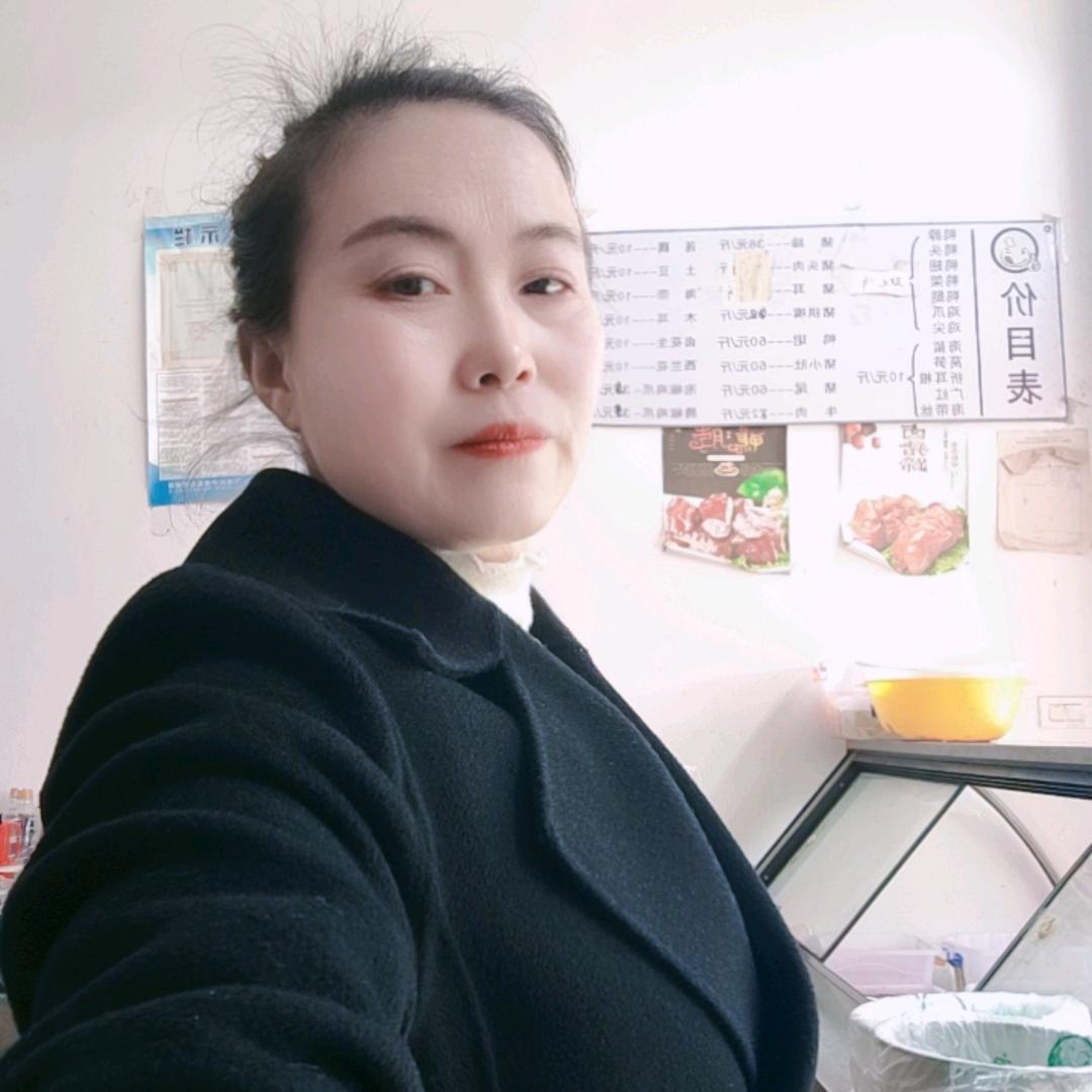 唐二娃卤肉店妈妈在经营