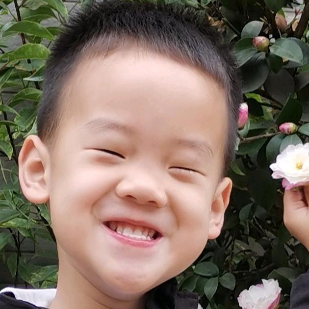 琛哥睡前爱吃手☞